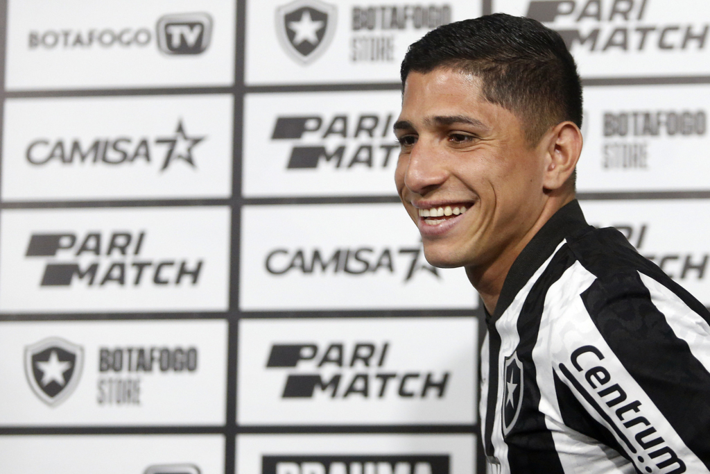 Jefferson Savarino assinou contrato com o Botafogo até dezembro de 2026
