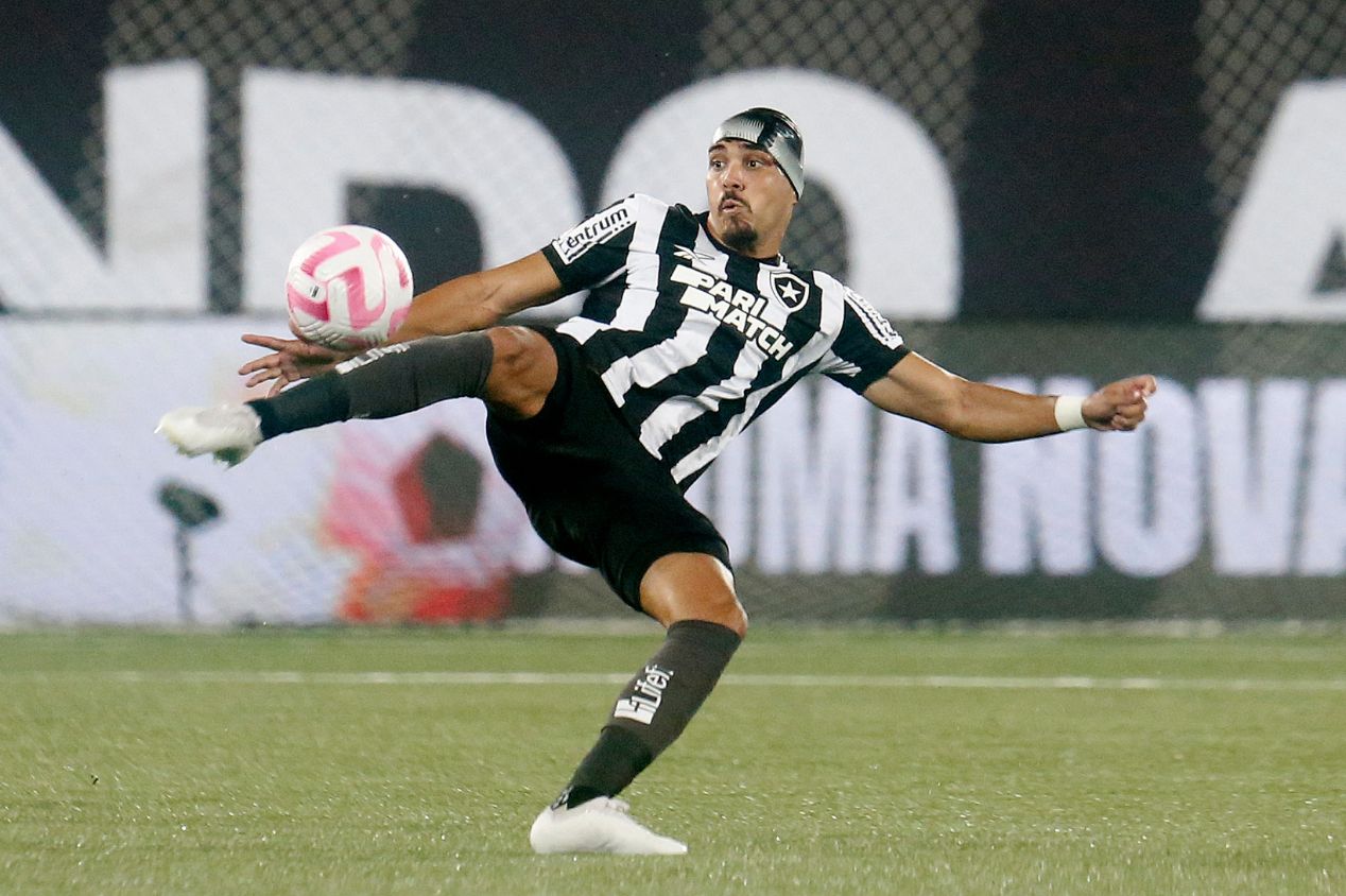 Eduardo, atacante do Botafogo, está fora dos planos do técnico Tiago Nunes para 2024