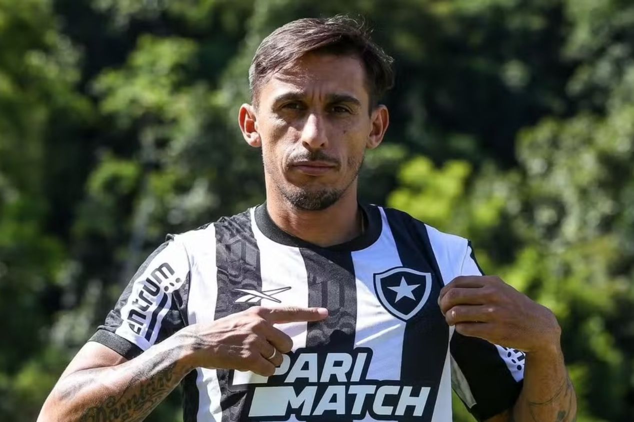Damián Suárez assinou contrato com o Botafogo até dezembro de 2025