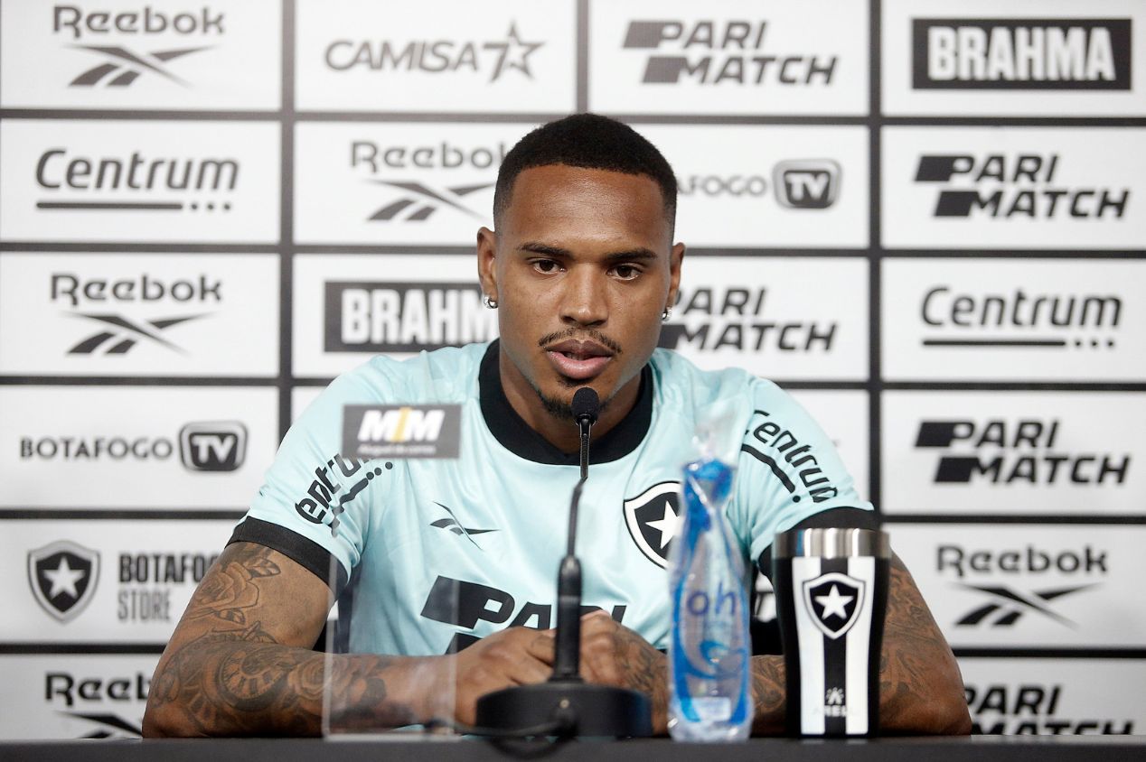 John, ex-goleiro de Santos e Internacional, assinou contrato com o Botafogo até dezembro de 2027