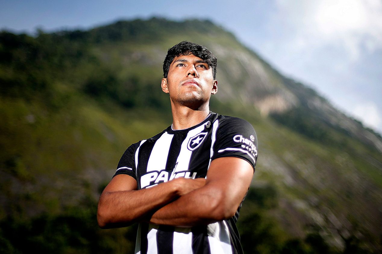 Luís Segovia tem contrato com o Botafogo até dezembro de 2025