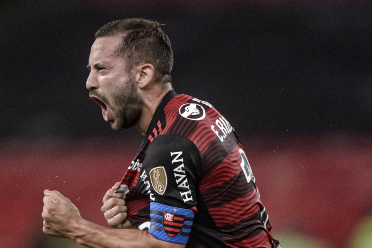 Everton Ribeiro não teve o contrato renovado pelo Flamengo. Jogador pode reforçar o Cruzeiro wm 2024
