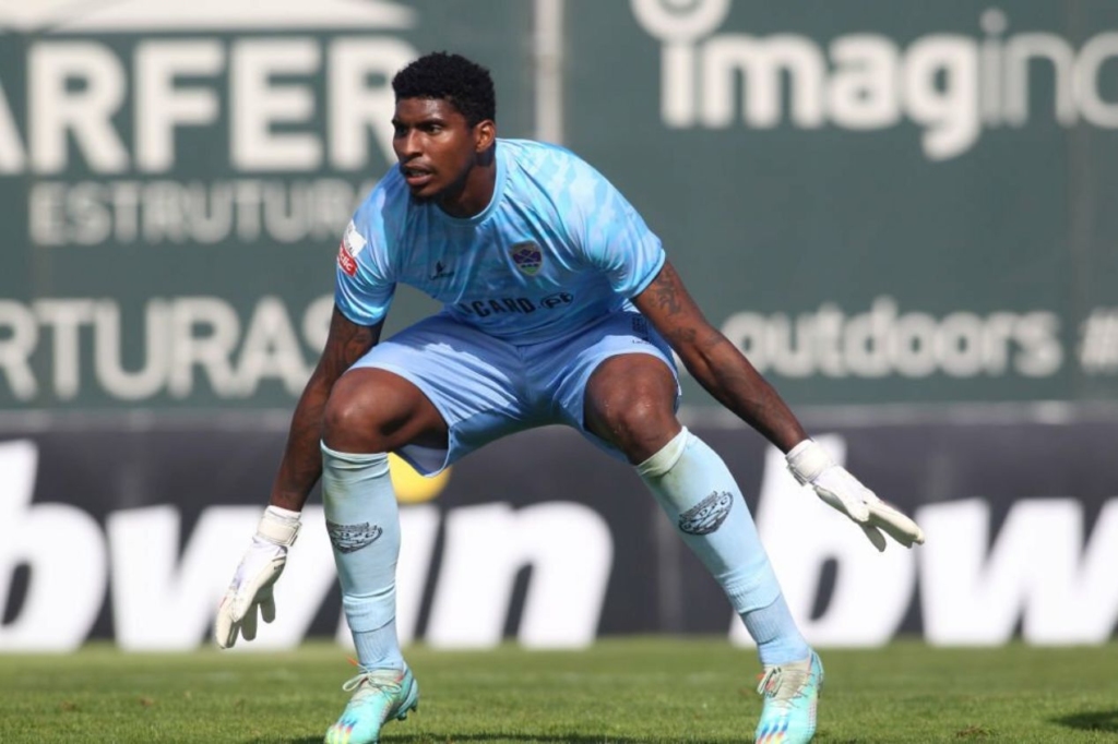 Hugo Souza tem contrato com o Flamengo até dezembro de 2025. A multa rescisória para clubes do exterior é de 70 milhões de euros