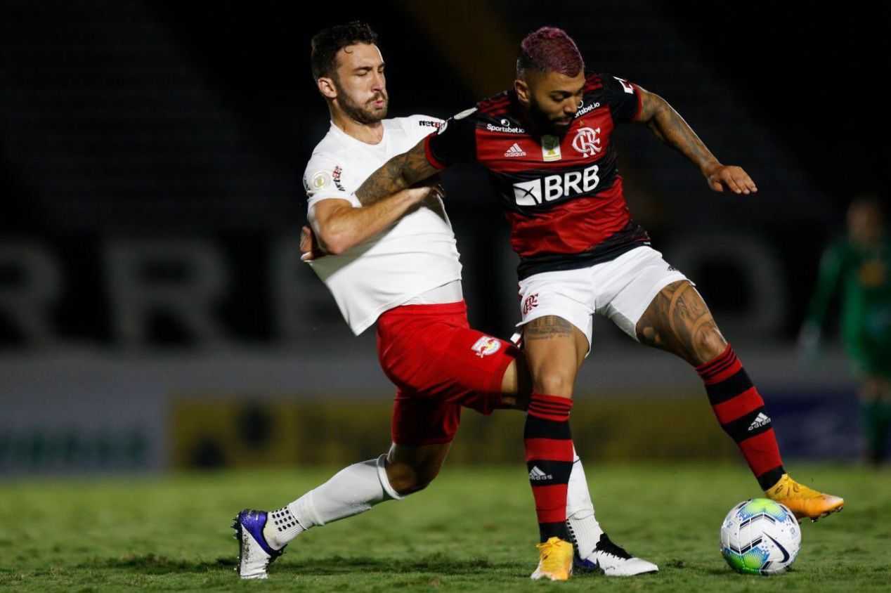 Léo Ortiz, do Red Bull Bragantino, é o maior alvo do Flamengo para reforçar a defesa em 2024