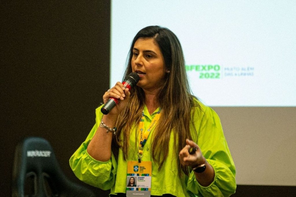 Amanda Strock é gerente de futebol feminino do Fluminense