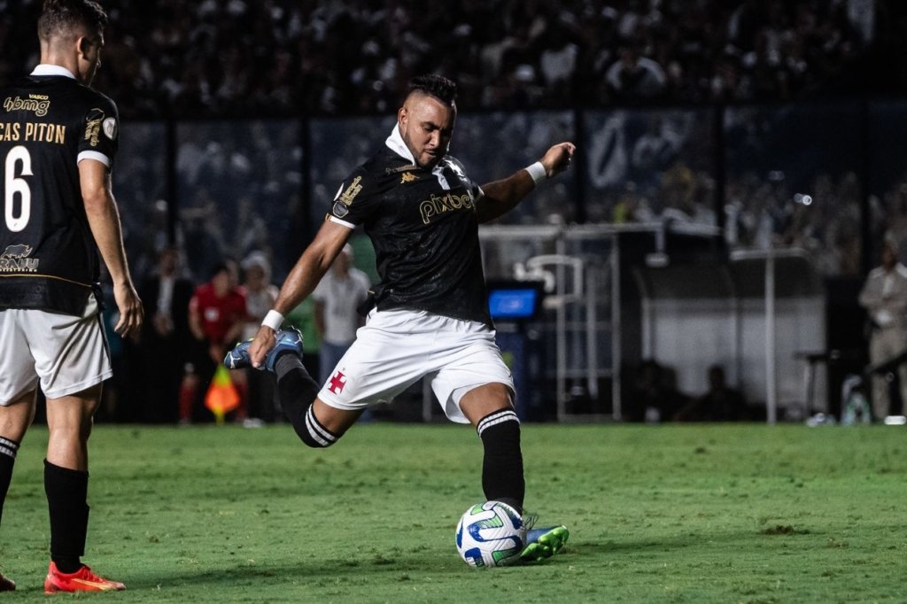 Dimitri Payet sofre lesão no joelho