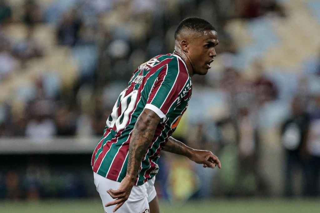 Douglas Costa sobre com histórico de lesões