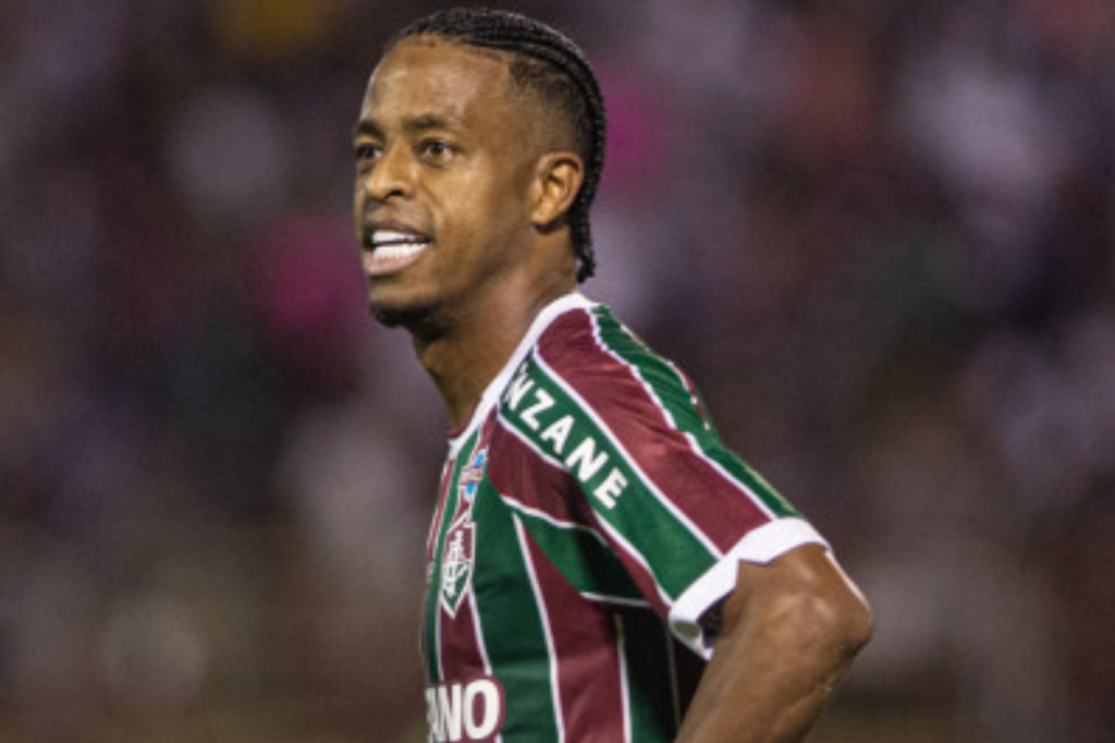 Keno sofre entorse no tornozelo