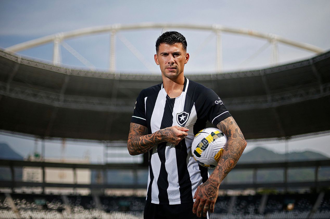 Vcitor Cuesta foi negociado pelo Botafogo. Zagueiro irá defender o Bahia em 2024