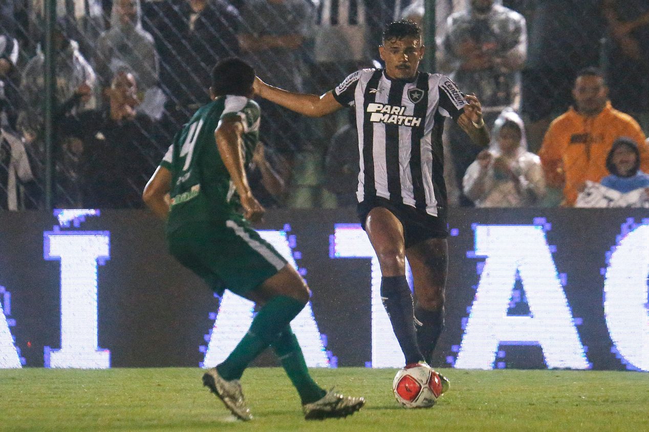 Tiquinho Soares em ação pelo Botafogo