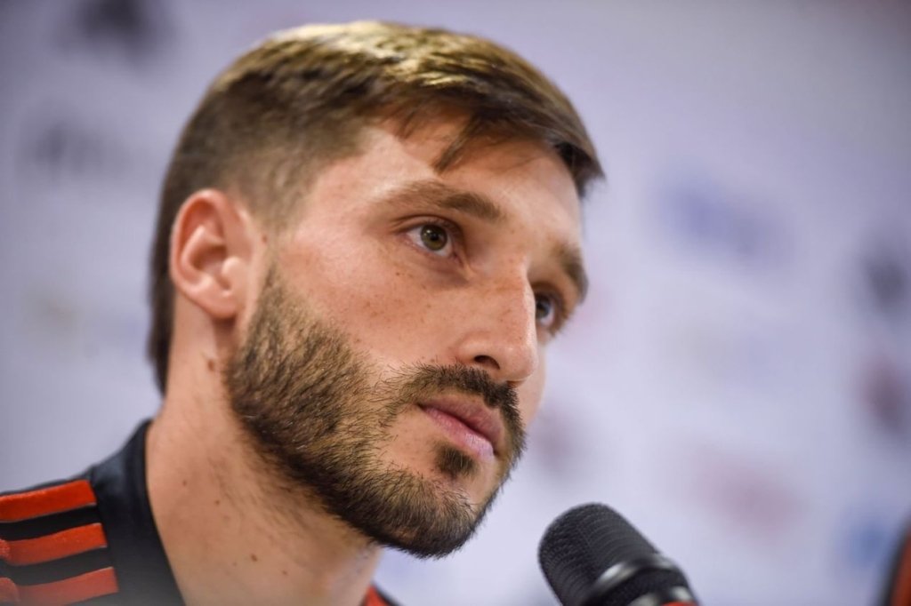 Matías Viña assinou contrato com o Flamengo até dezembro de 2027