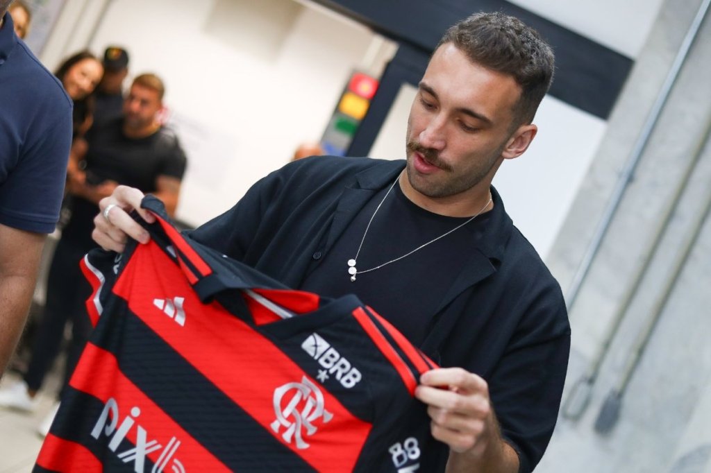Léo Ortiz firmou contrato com o Flamengo até dezembro de 2028