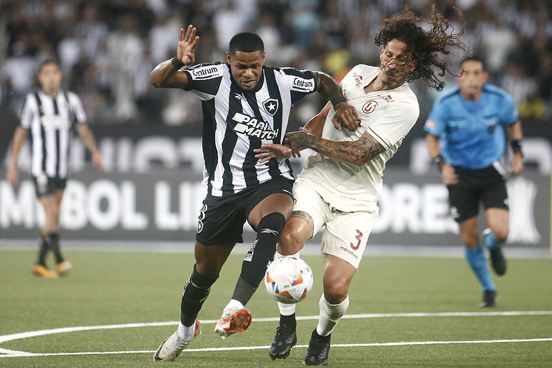 Júnior Santos teve atuação destacada pelo Botafogo