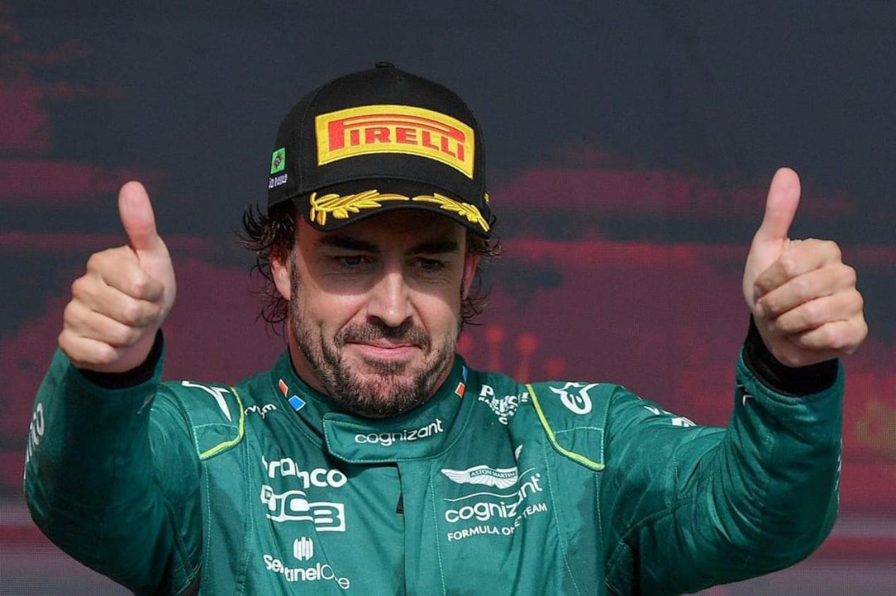 Fernando Alonso assina renovação com Aston Martin