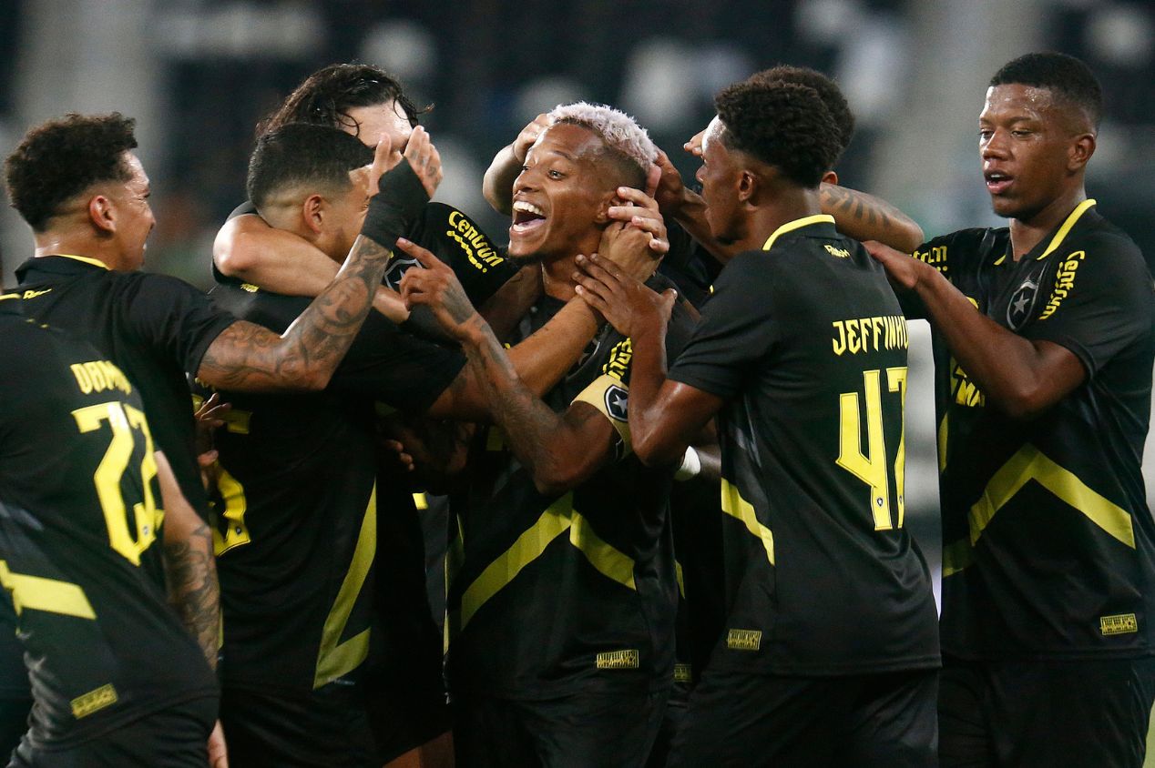 Tchê Tchê em ação pelo Botafogo
