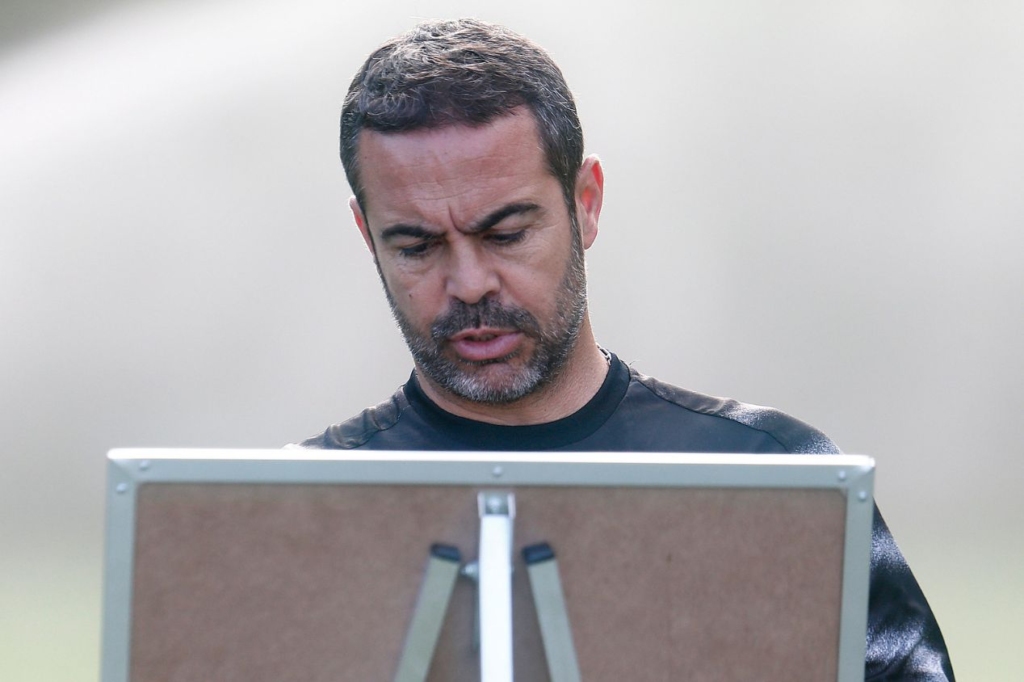 Artur Jorge irá estrear no comando do Botafogo contra a LDU pela Copa Libertadores da América