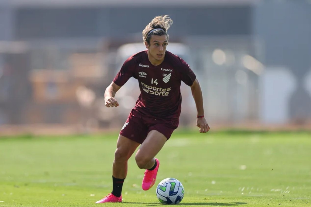 Agustín Canobbio segue treinando com o Athletico