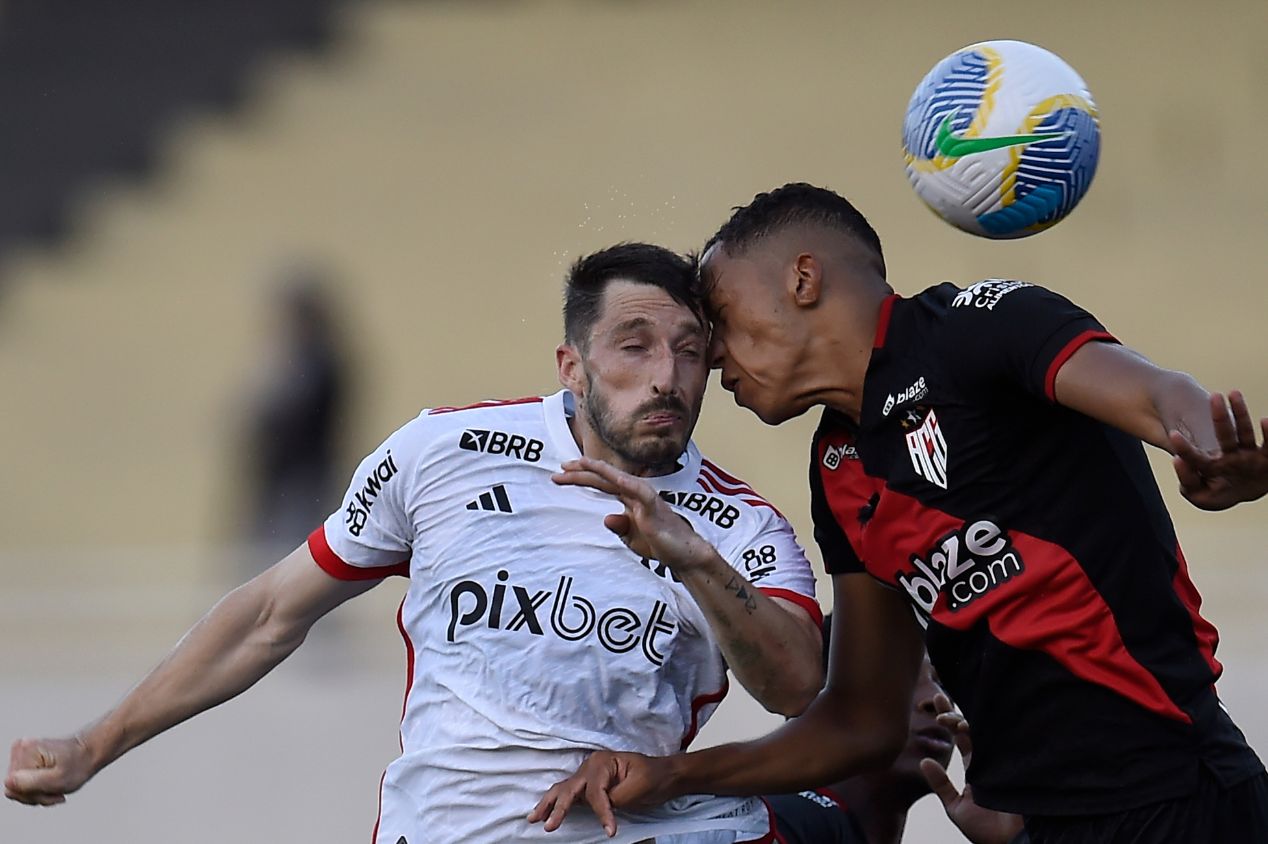 Após choque de cabeça, Matías Viña pode desfalcar o Flamengo contra o São Paulo