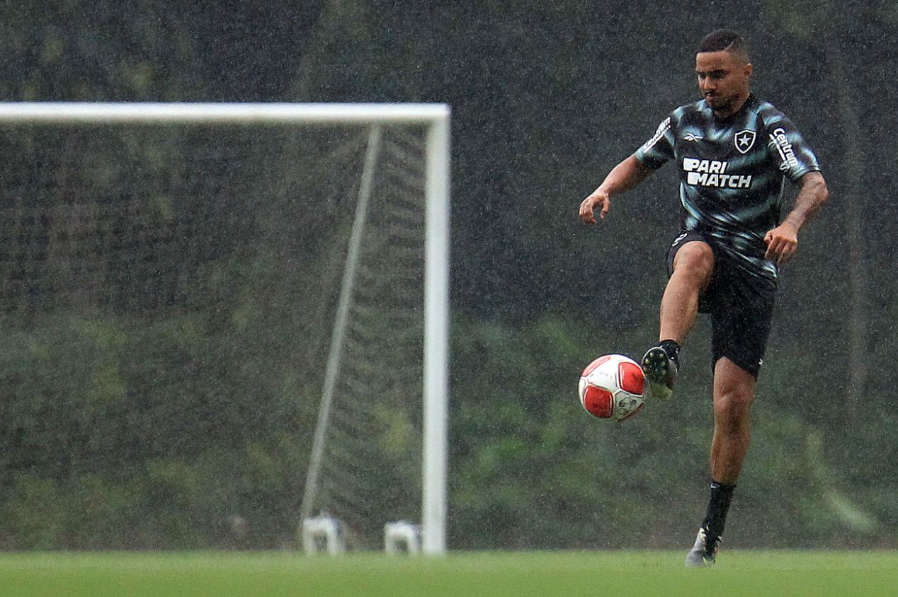 Rafael Silva durante treino do Botafogo no CT Espaço Lonier