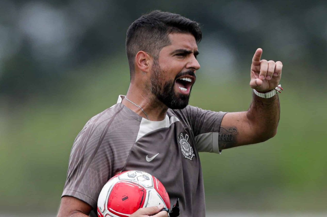 Mesmo com vitória, pressão sobre António Oliveira não diminui no Corinthians