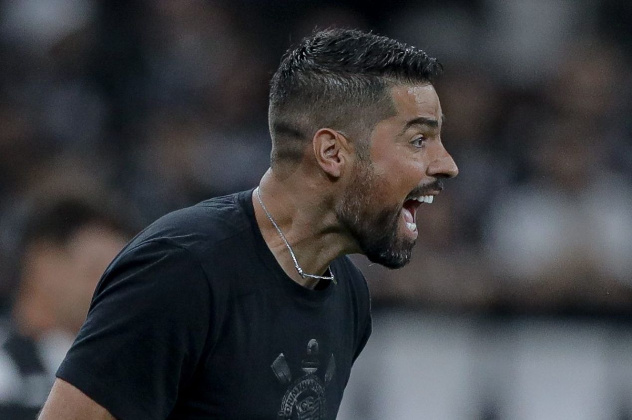 Corinthians cogita técnico português, mas Augusto Melo ainda segura António Oliveira