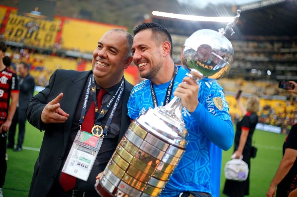 Diego Alves, ex-goleiro do Flamengo, negocia ida para o Santos