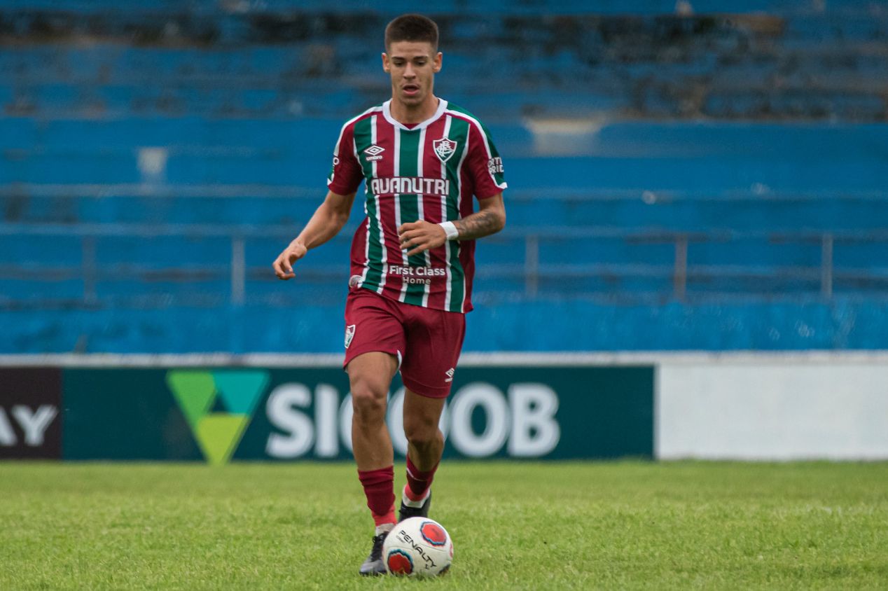 Lucas Justen teve o contrato renovado pelo Fluminense até dezembro de 2026