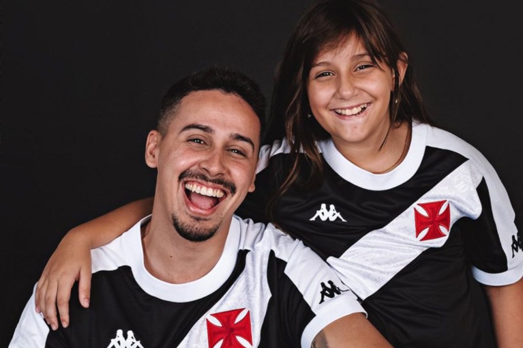 Rodrigo, filho do lendário Roberto Dinamite, posou com a nova camisa do Vasco