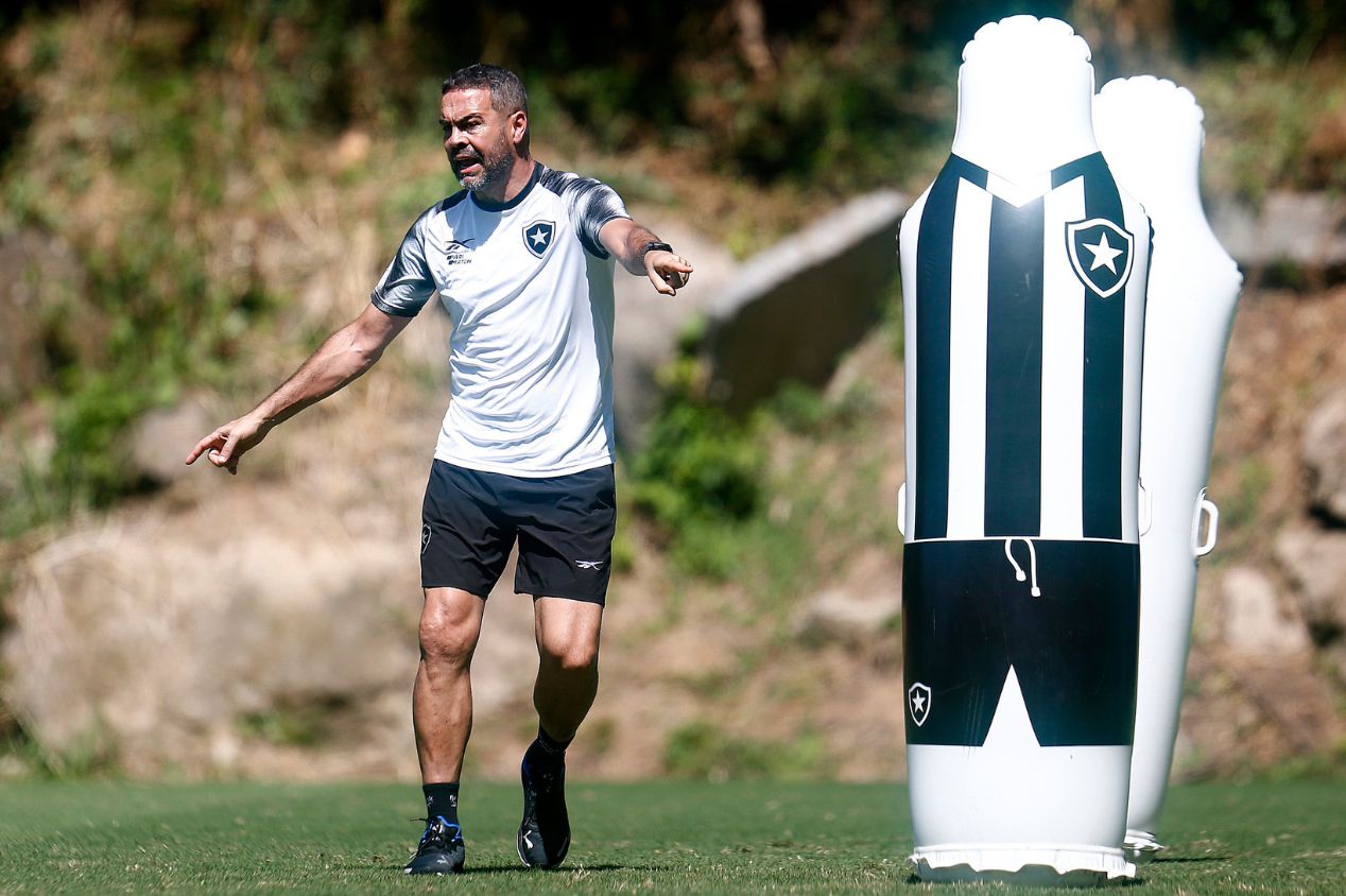 Botafogo define futuro de quatro jogadores fora dos planos de Artur Jorge