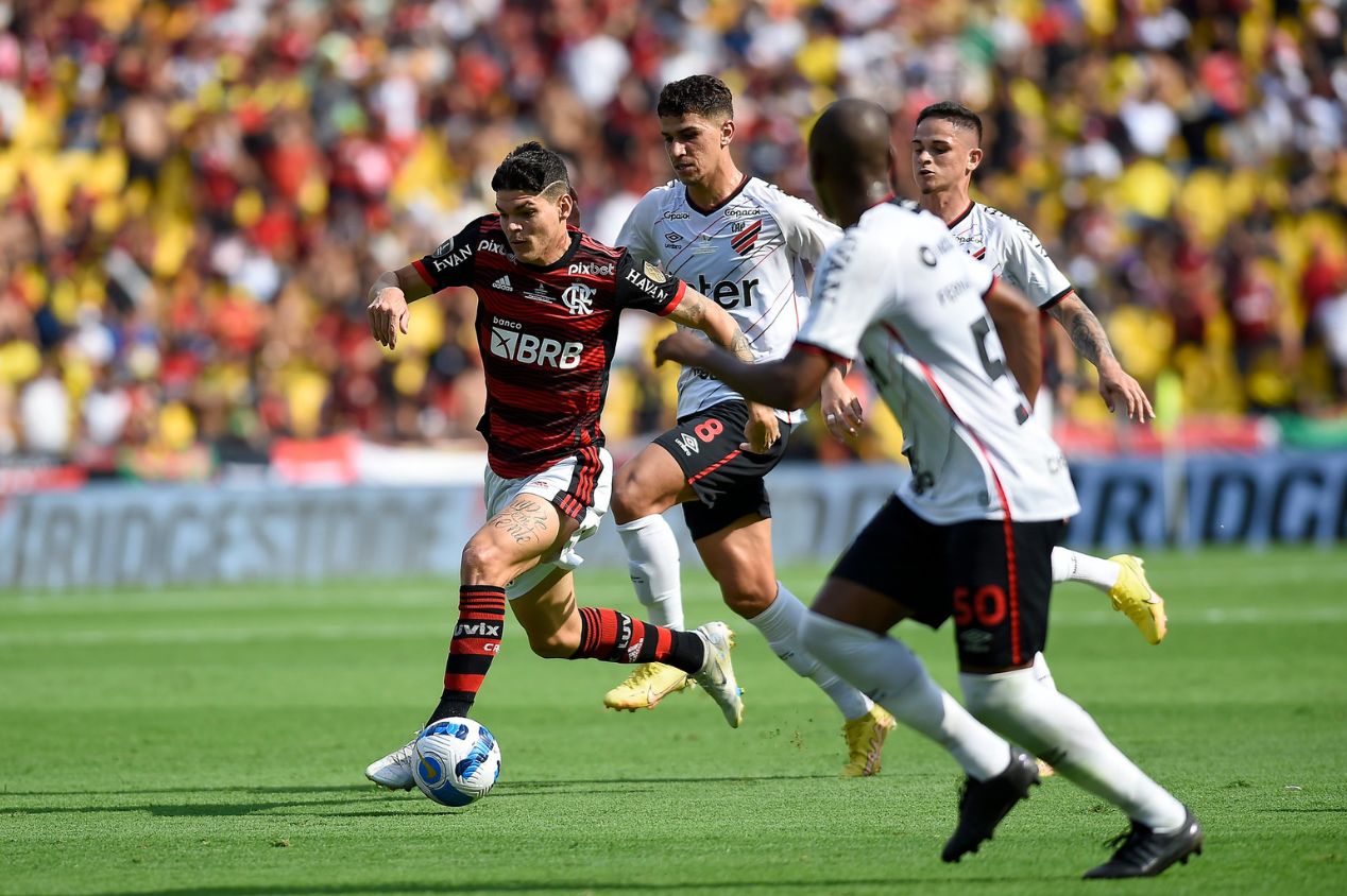 Ayrton Lucas, lateral-esquerdo do Flamengo, está na mira do Porto