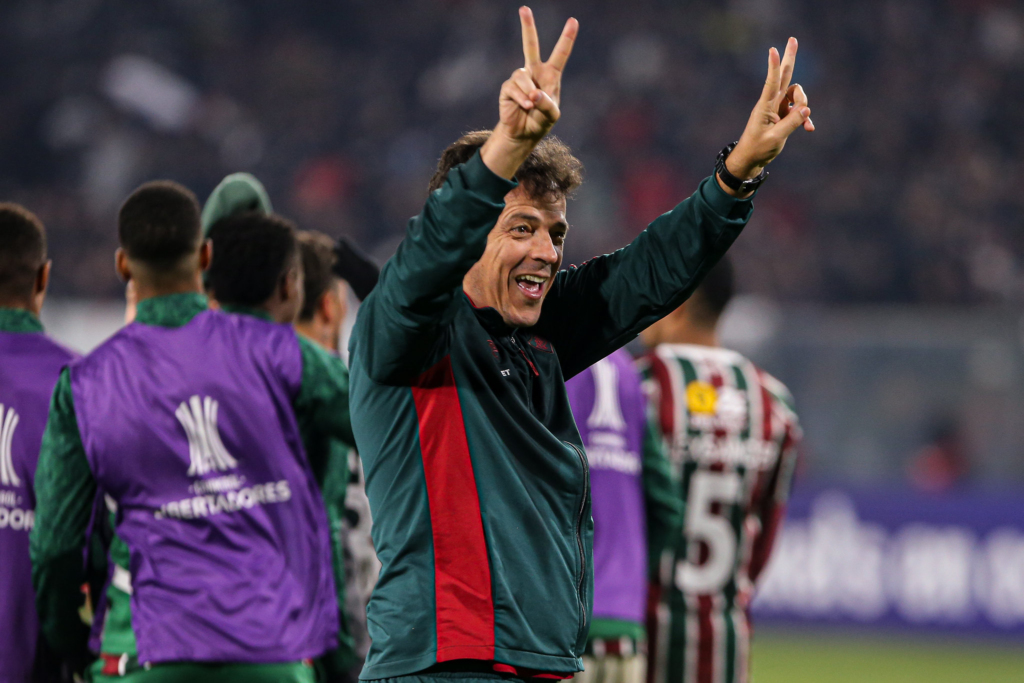 Fernando Diniz comemora volta de Thiago Silva ao Fluminense