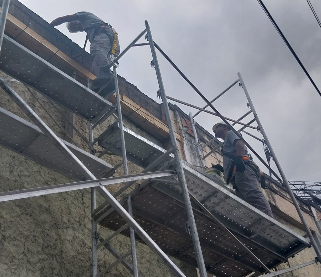 Vasco faz manutenção em muros de São Januário