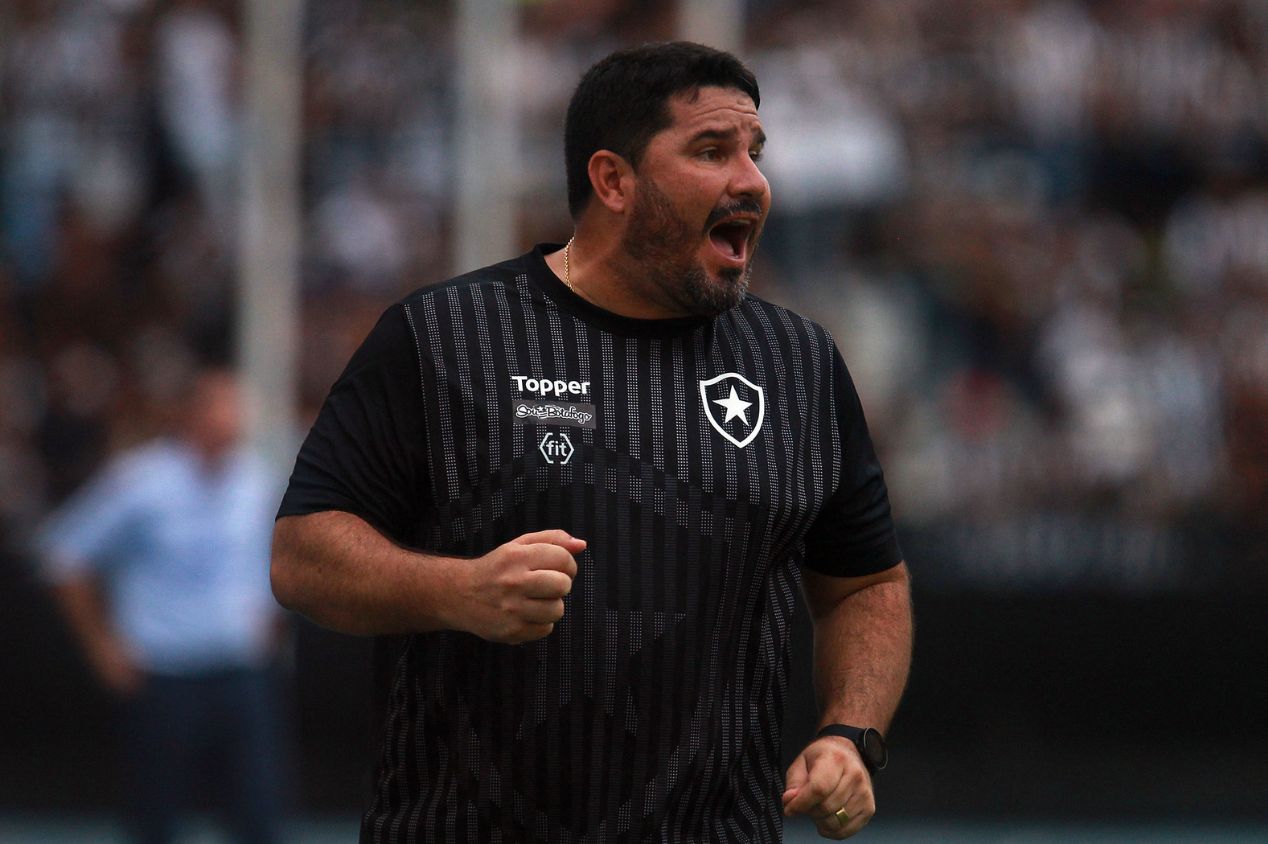 Eduardo Barroca, ex-técnico do Botafogo, entra na mira de clube da Série B