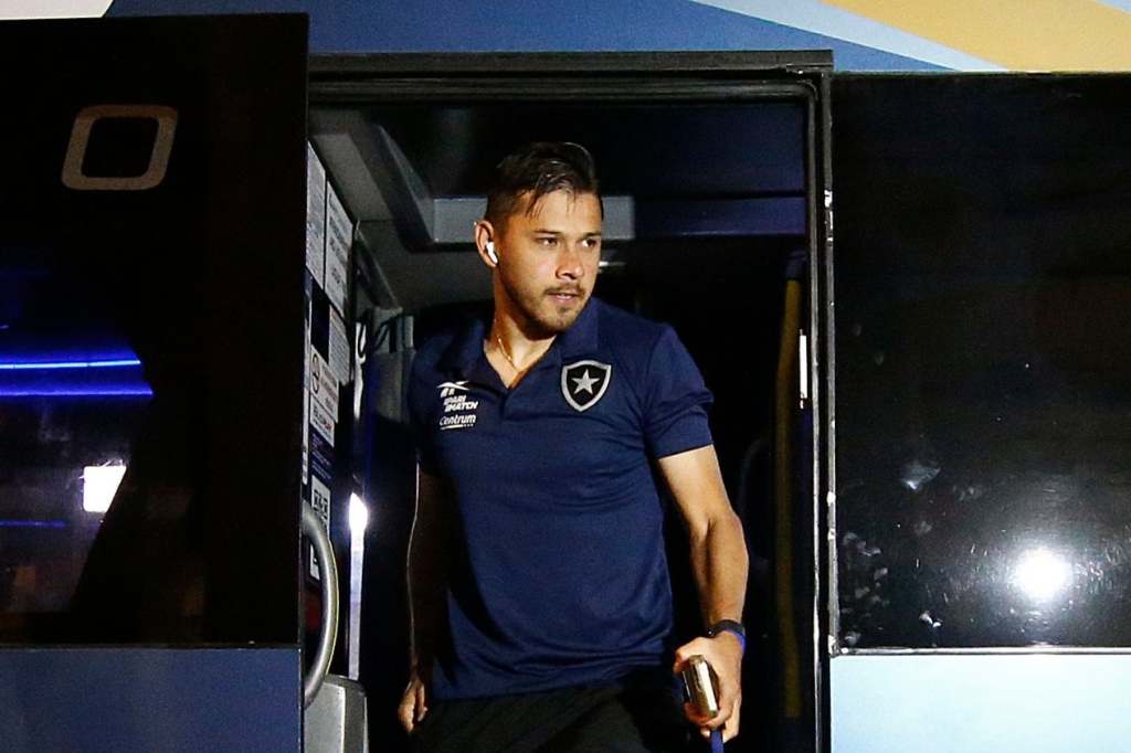 Óscar Romero nega participação em balada e critica punição imposta pelo Botafogo: "Decisão apressada"