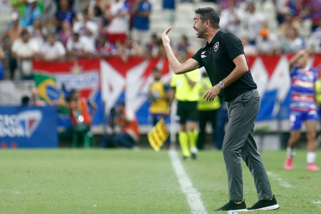 Artur Jorge diz que Botafogo não vai priorizar uma competição