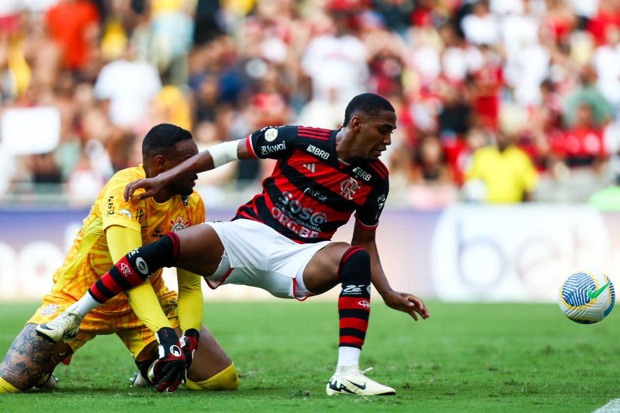 Flamengo encaminha renovação de Lorran