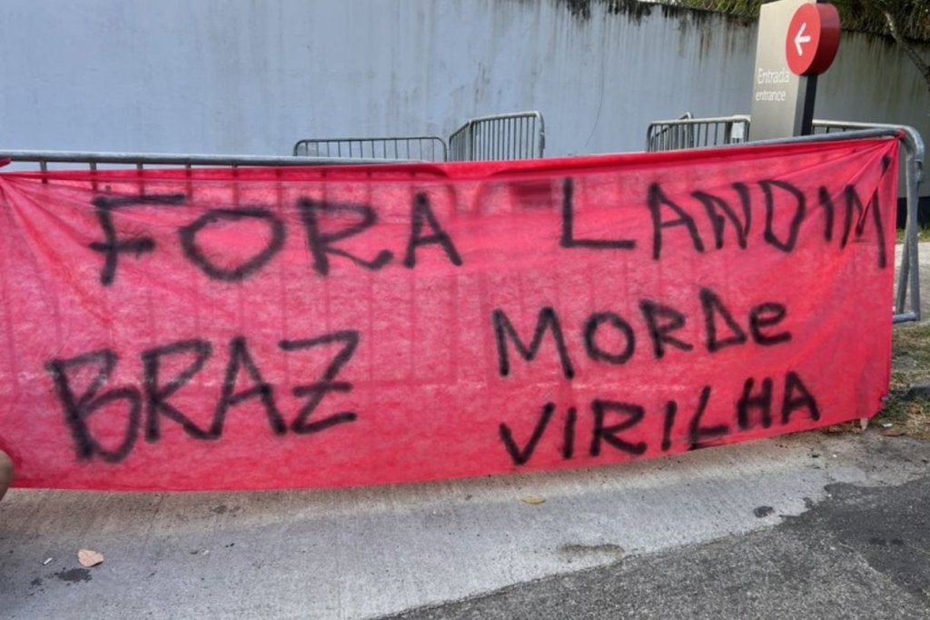 URGENTE: Torcedores vão ao CT do Flamengo protestar; veja vídeos