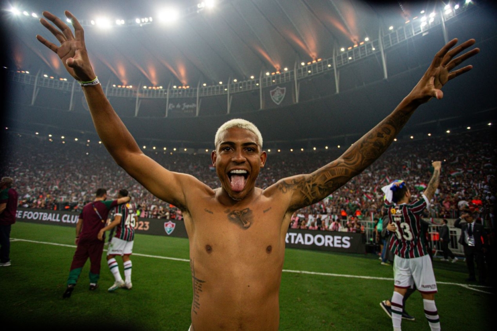 John Kennedy está de volta ao Fluminense e viaja para o jogo contra o São Paulo