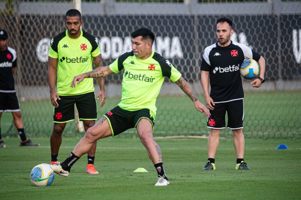 Gary Medel tem contrato até dezembro de 2024 com o Vasco. Clube deseja liberá-lo para abrir espaço para a chegada de Philippe Coutinho