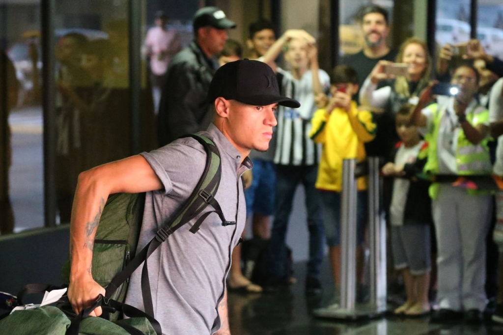 Philippe Coutinho chega ao Brasil para negociar com o Vasco