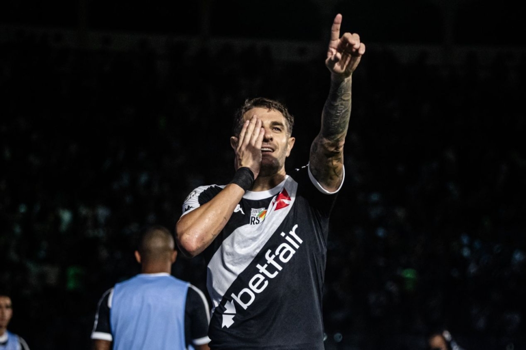 Pablo Vegetti foi destaque do Vasco no triunfo sobre o Vitória pelo Brasileirão