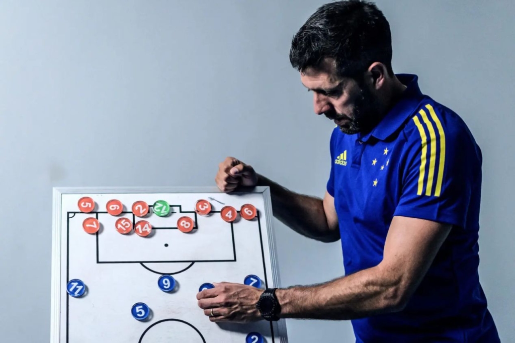 Paulo Pezzolano, técnico do Real Valladolid, da Espanha, está cotado para comandar o Vasco