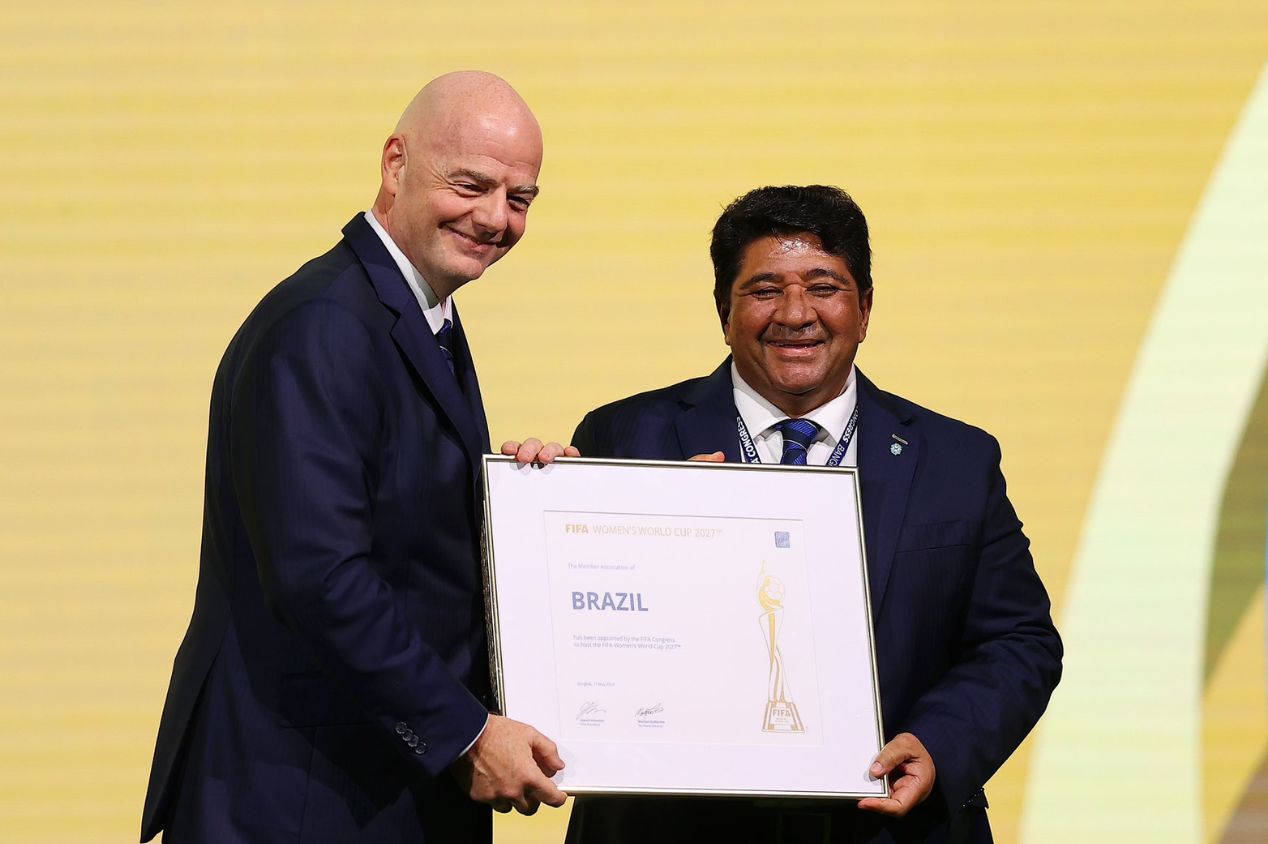 Gianni Infantino entrega a Ednaldo Rodrigues a certificado confirmando o Brasil como país-sede da Copa do Mundo Feminina de 2027