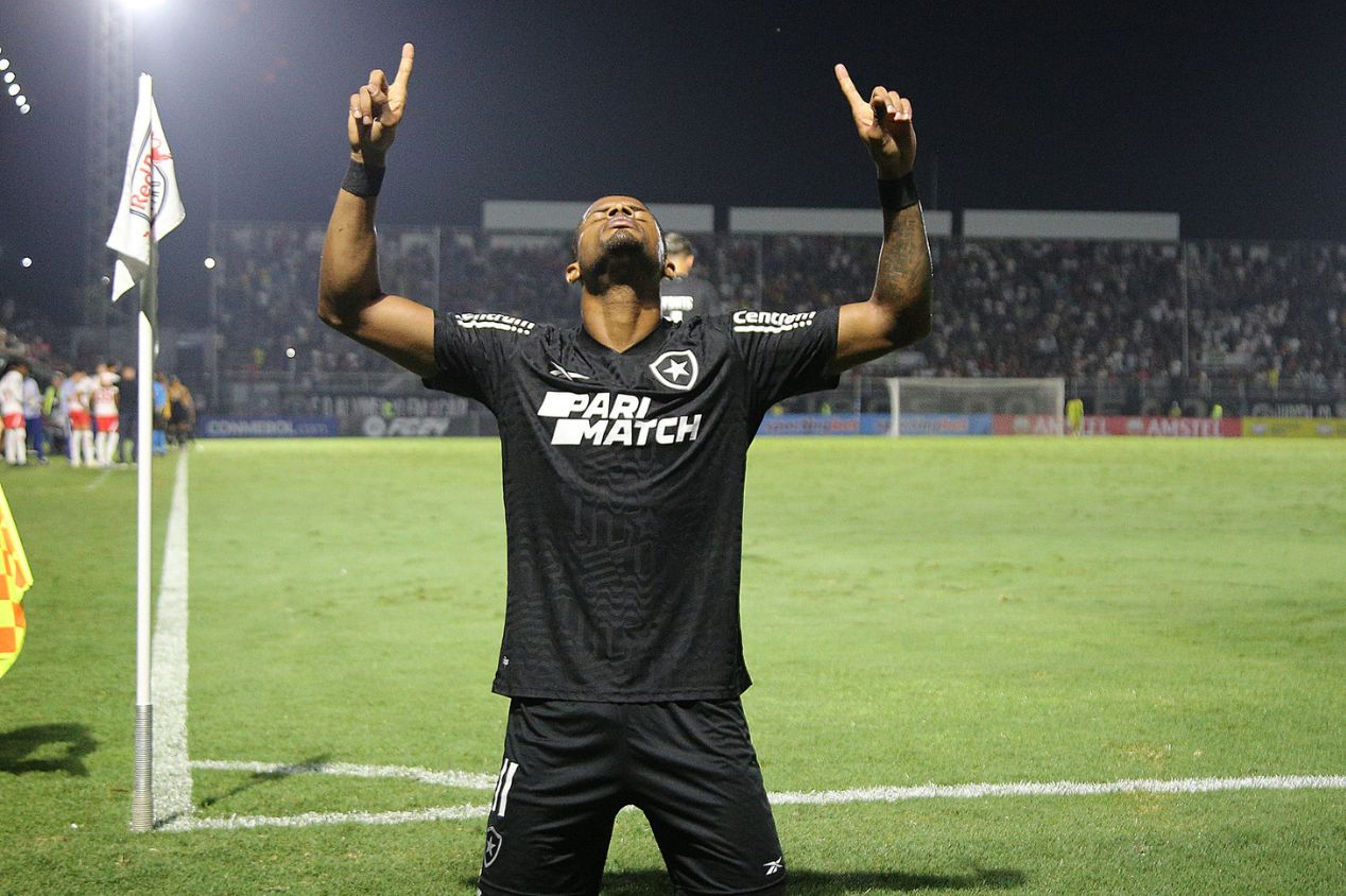 Como está a renovação de contrato de Júnior Santos com o Botafogo?