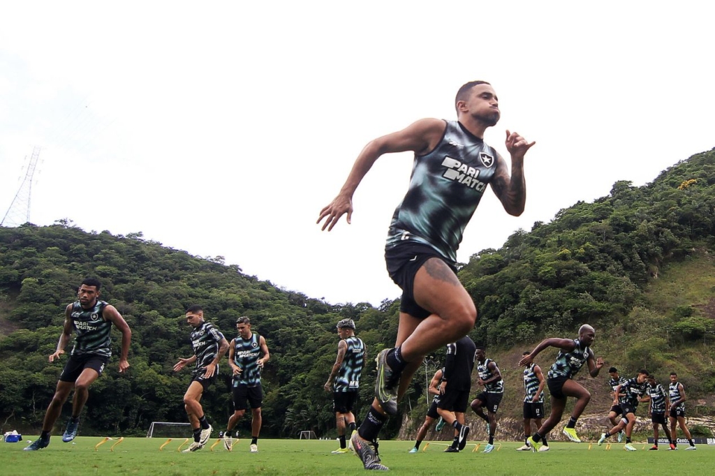 Rafael Silva, lateral do Botafogo, está em fase final de recuperação de lesão no joelho esquerdo