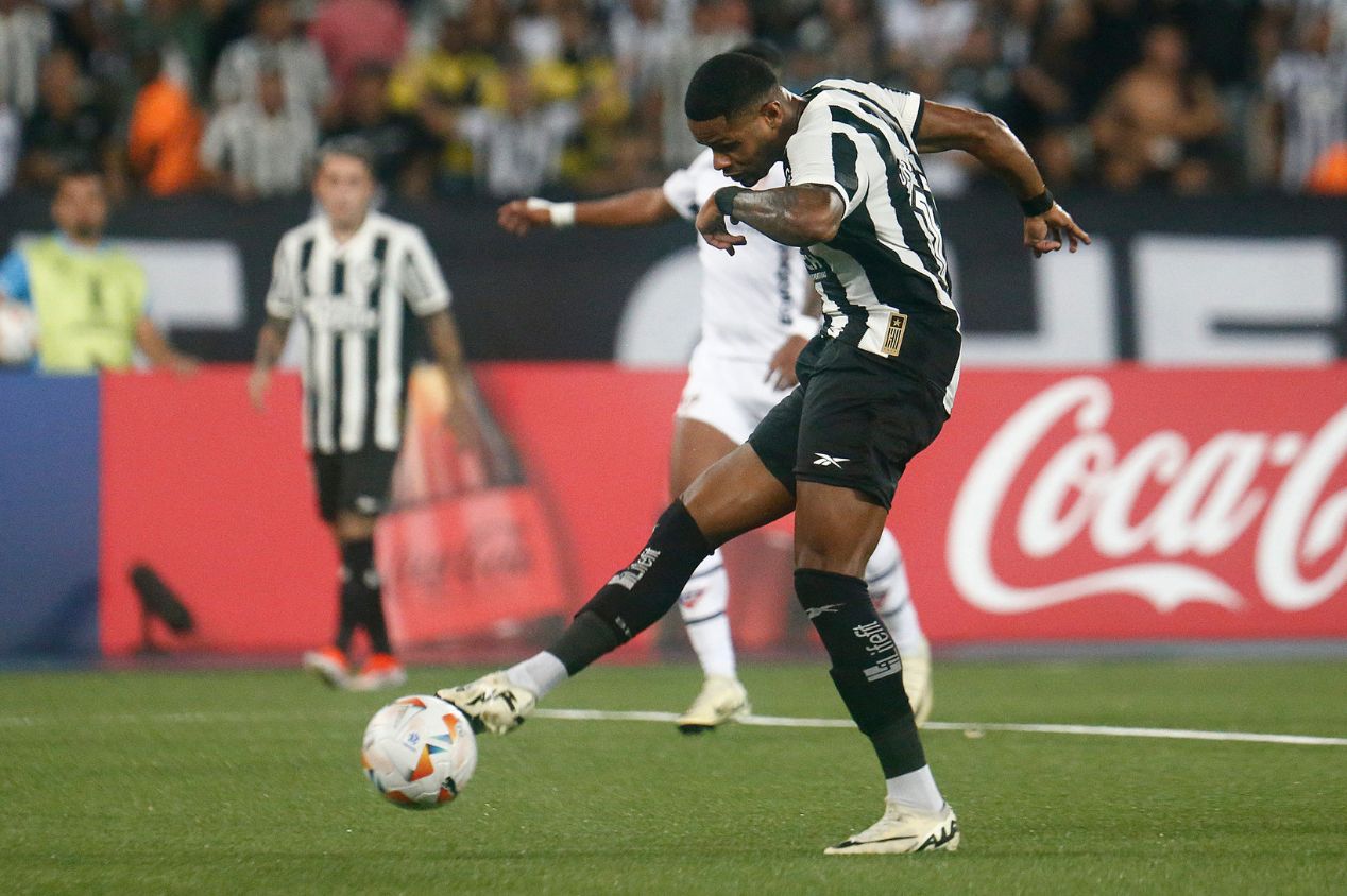 Júnior Santos foi o herói do Botafogo na vitória por 2 a 1 sobre a LDU pela quarta rodada da Copa Libertadores da América