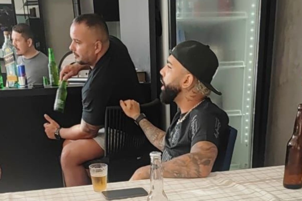 Flamengo cogita multar Gabigol por ter vestido camisa do Corinthians