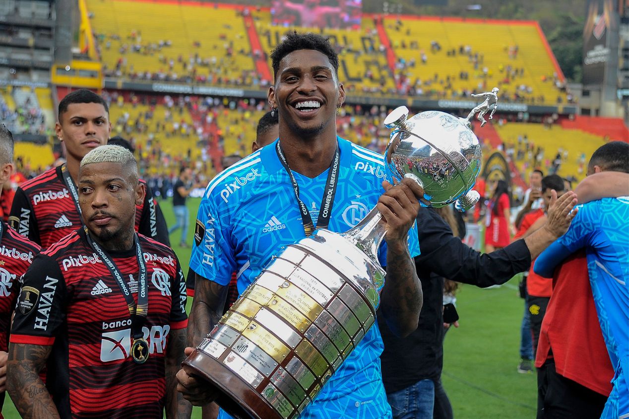 Hugo Souza retorna ao Flamengo em espaço e com futuro indefinido; entenda a situação