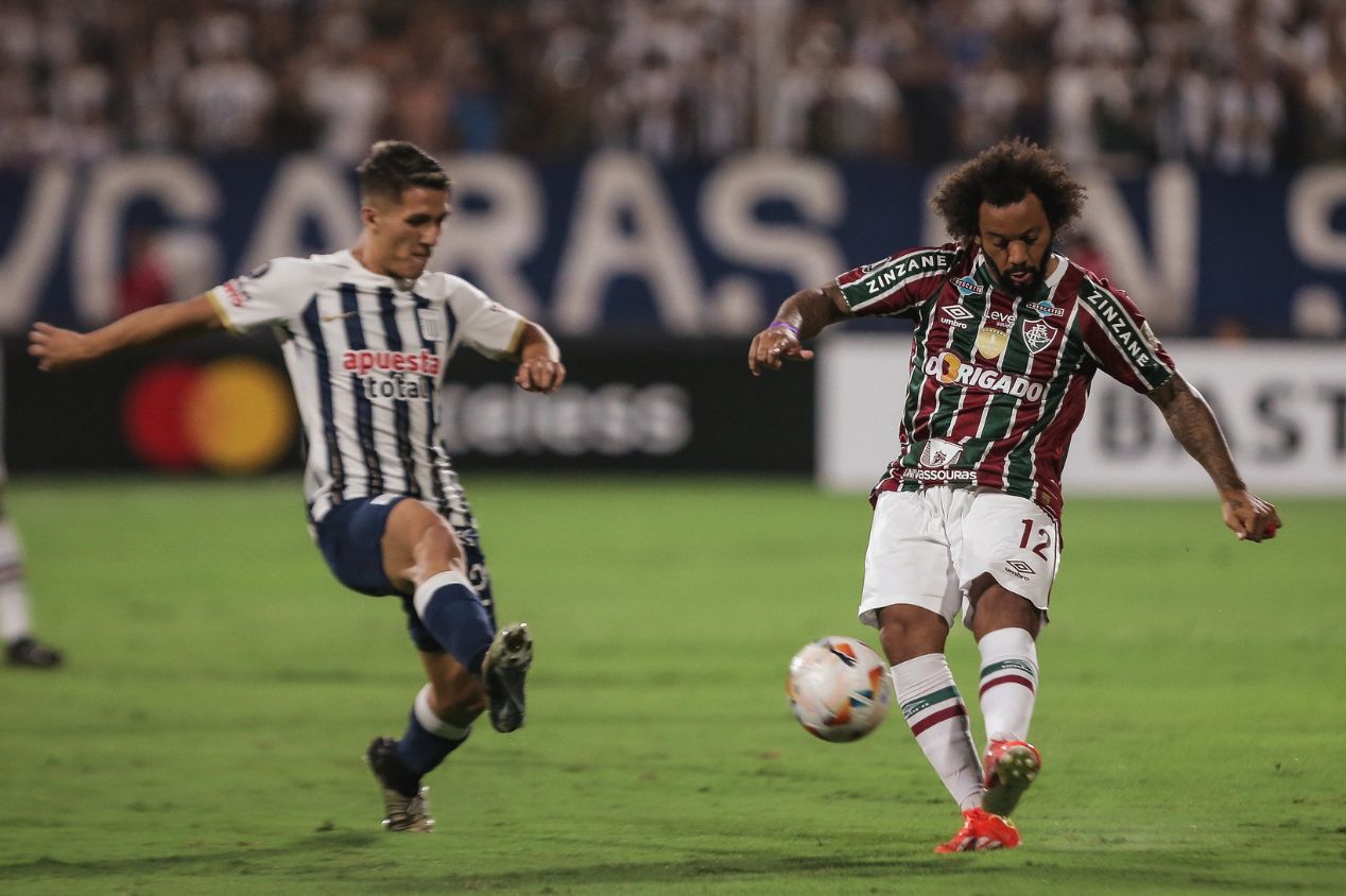 Marcelo em ação pelo Fluminense na Copa Libertadores da América