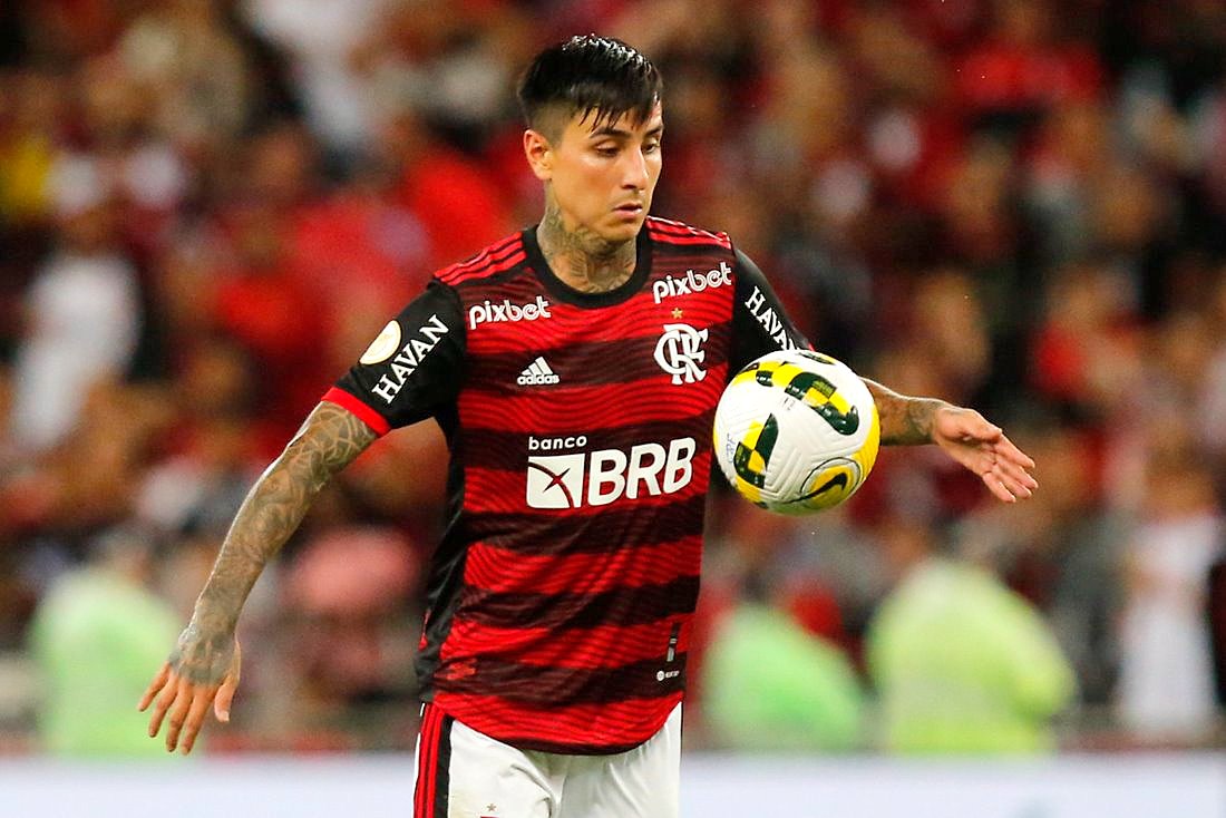 Pulgar será desfalque do Flamengo contra o Fortaleza.